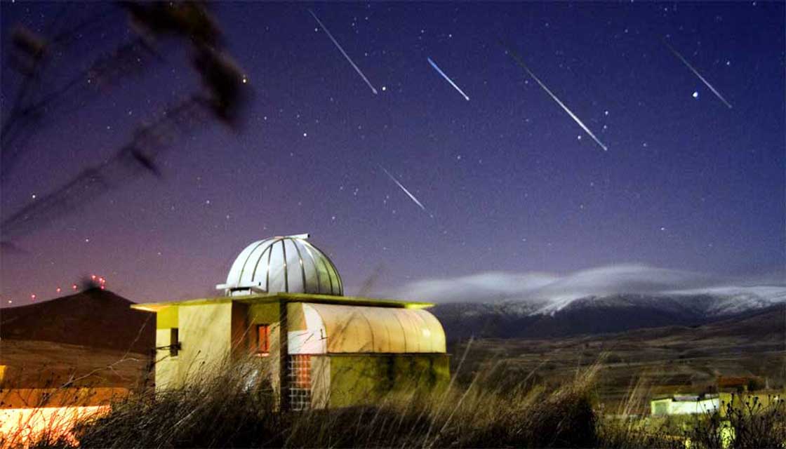 El Observatorio y su entorno nocturno